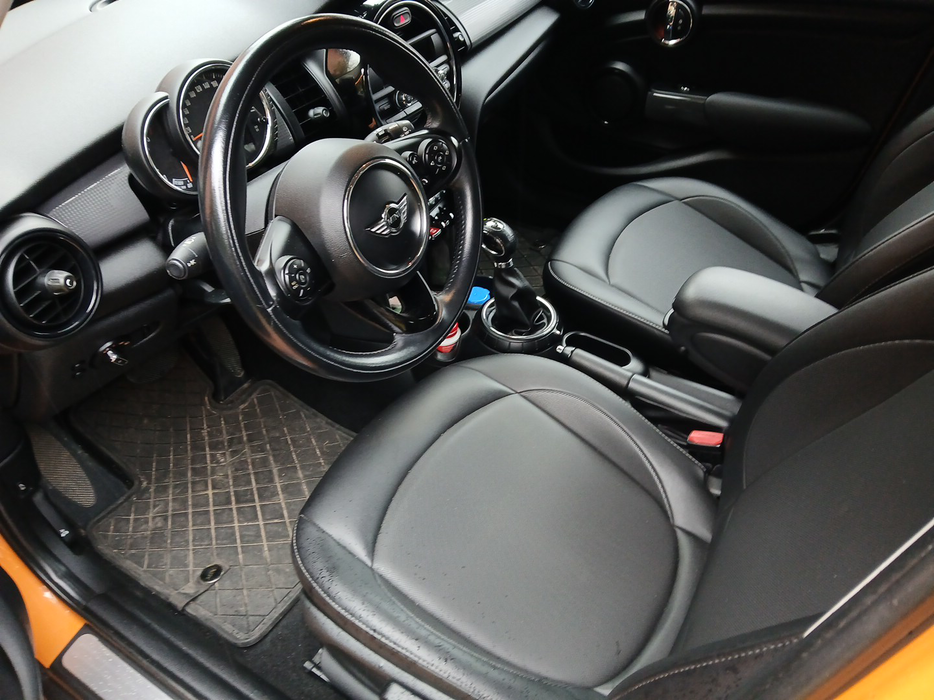 Zdjęcie wnętrza od kierowcy, przód