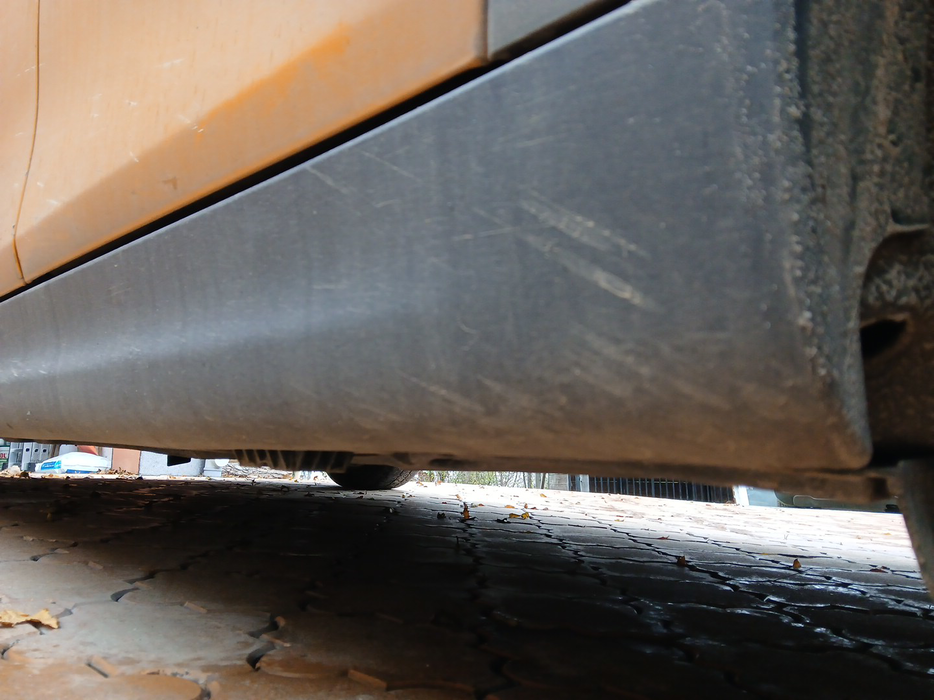 Zdjęcie progu tylnego lewego od dołu po przekątnej