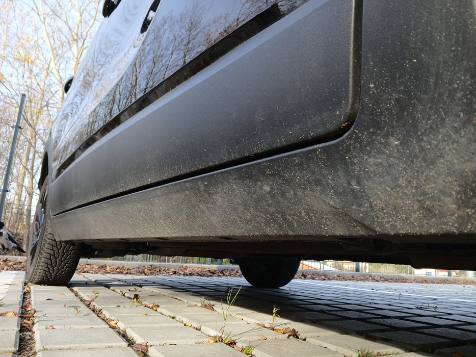 Zdjęcie progu przedniego prawego od dołu po przekątnej