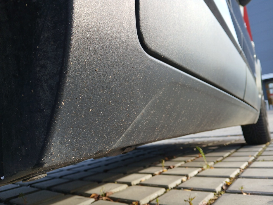 Zdjęcie progu tylnego prawego od dołu po przekątnej