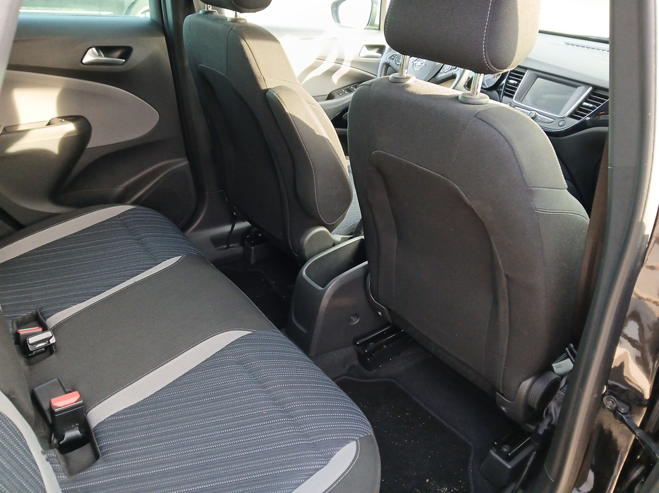 Zdjęcie wnętrza od pasażera, tył