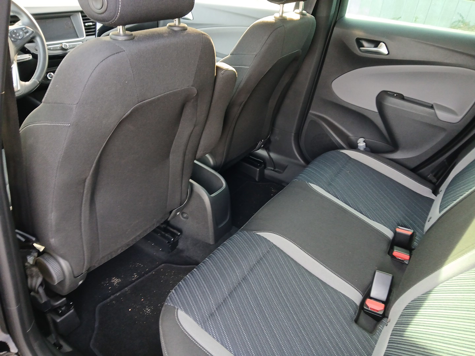 Zdjęcie wnętrza od kierowcy, tył