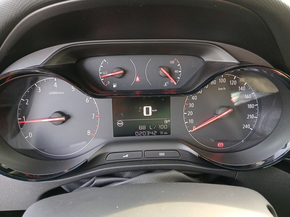 Zdjęcie zegarów i kontrolek po uruchomieniu silnika