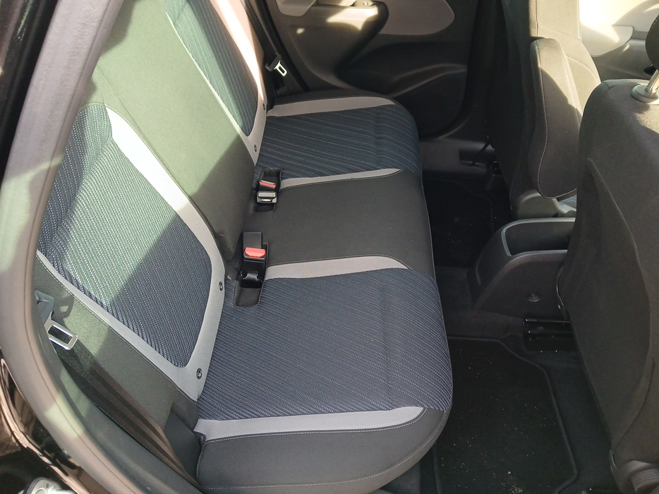 Zdjęcie kanapy tylnej z prawej strony