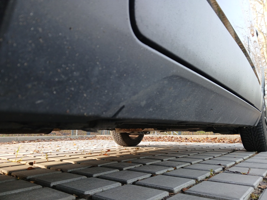 Zdjęcie progu przedniego lewego od dołu po przekątnej