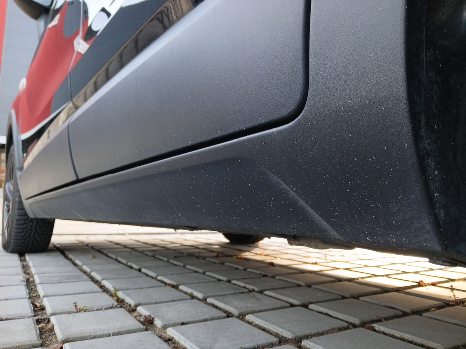 Zdjęcie progu tylnego lewego od dołu po przekątnej