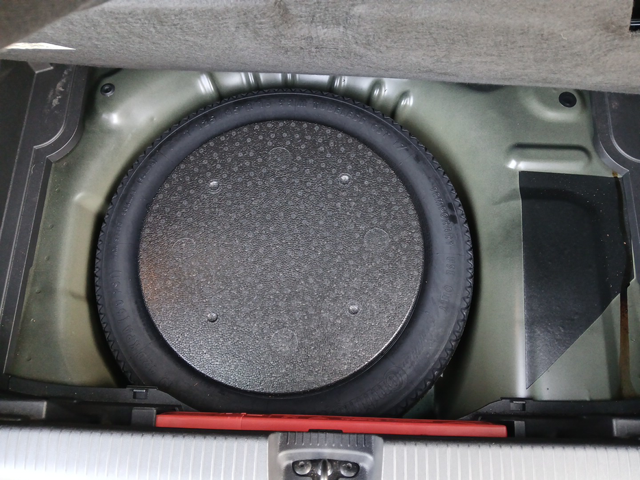 Zdjęcie przestrzeni pod wykładziną bagażnika