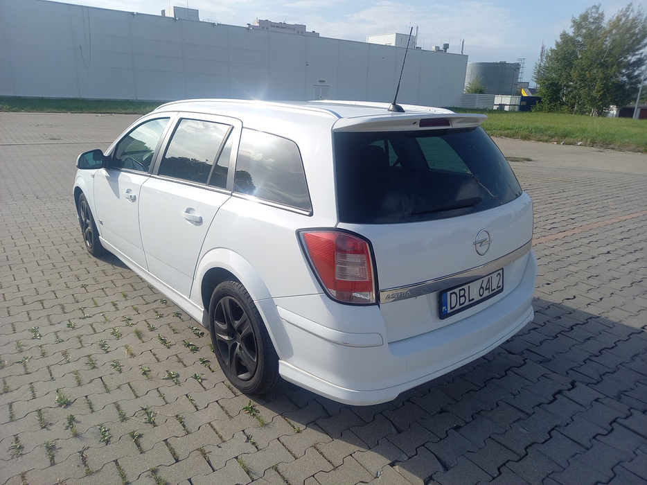 Zdjęcie po ukosie, lewy tył