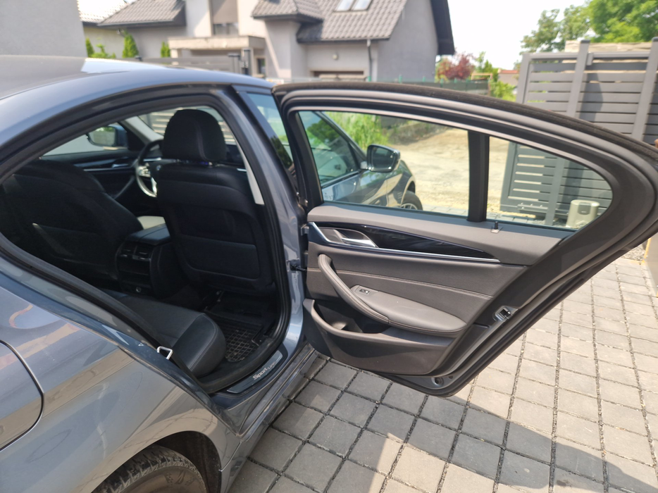 Zdjęcie wnętrza od pasażera, tył