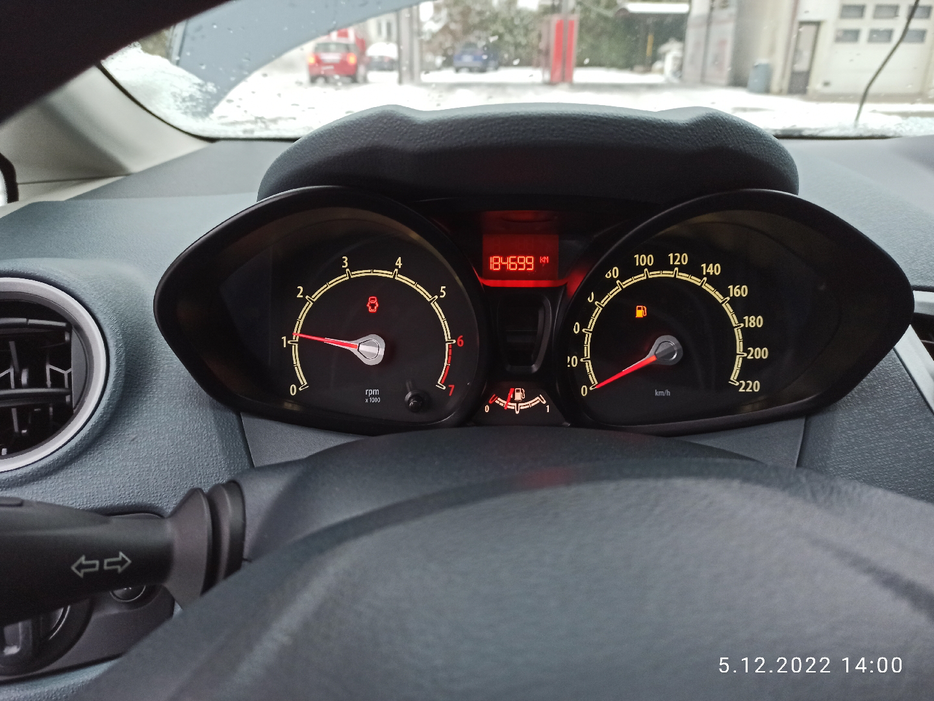 Zdjęcie zegarów i kontrolek po uruchomieniu silnika
