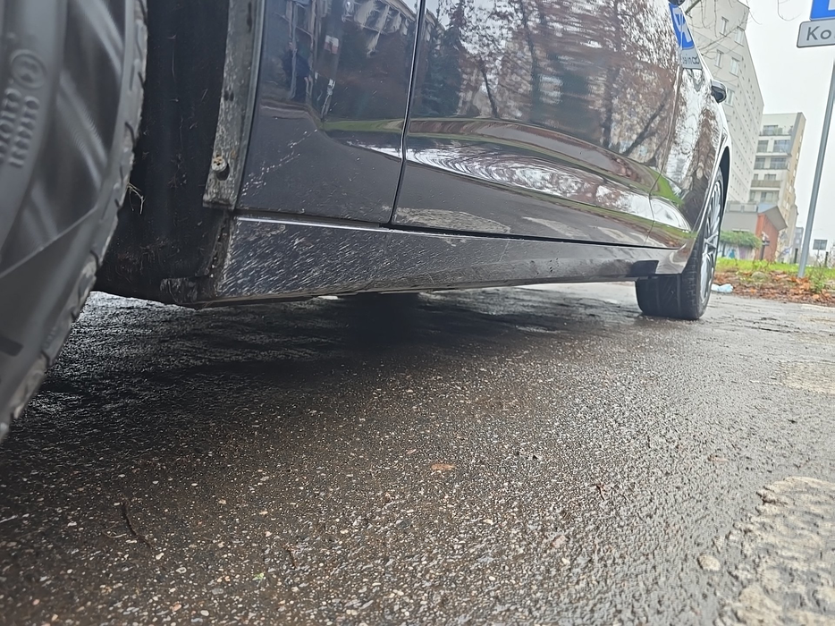 Zdjęcie progu przedniego lewego od dołu po przekątnej