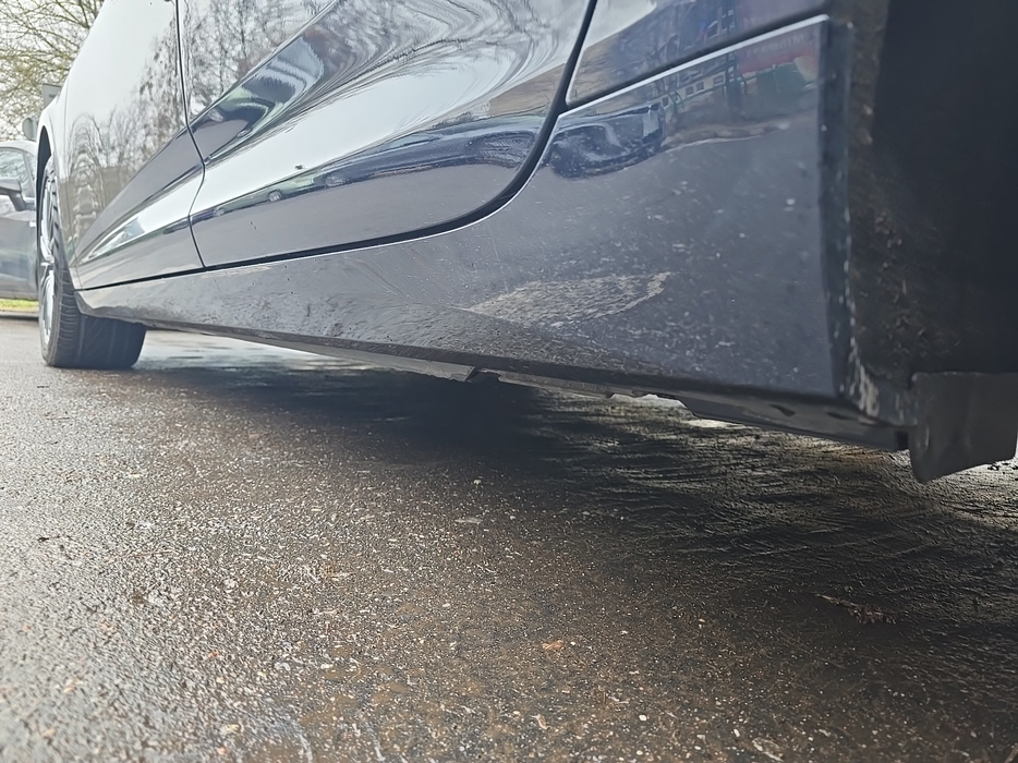 Zdjęcie progu tylnego lewego od dołu po przekątnej