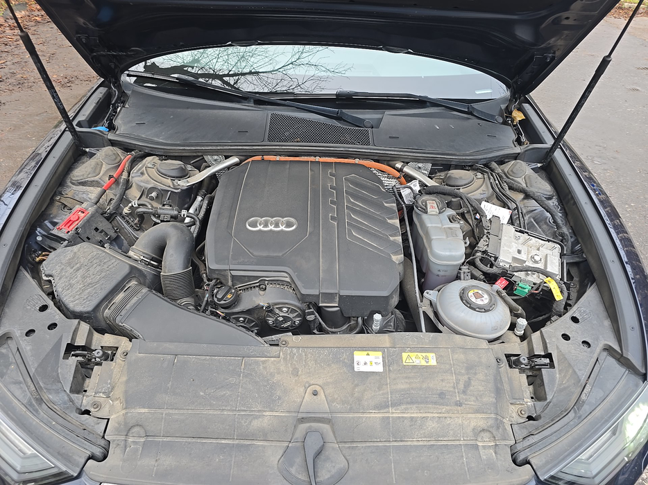 Zdjęcie wnętrza komory silnika