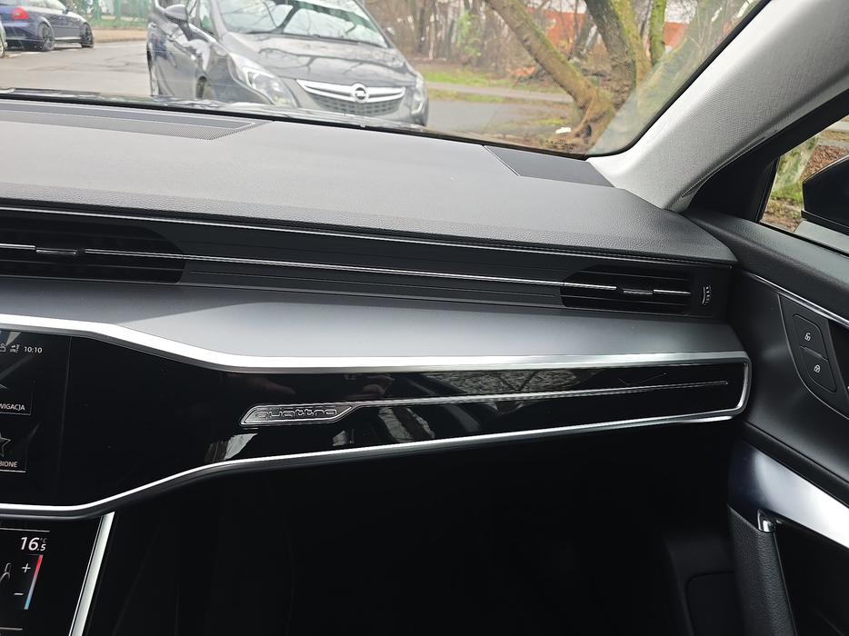 Zdjęcie kokpitu części prawej