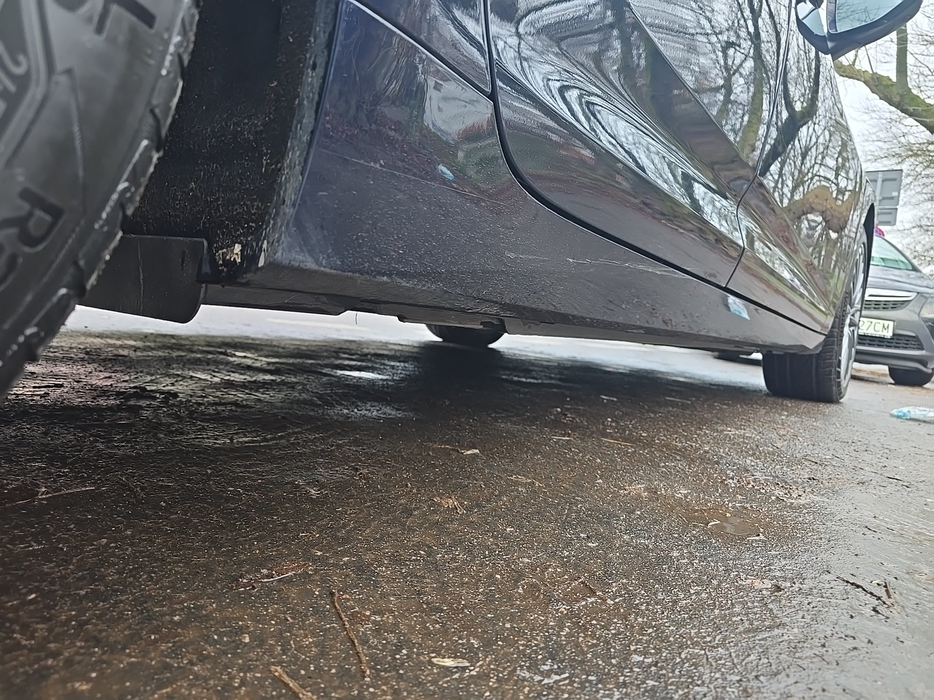 Zdjęcie progu tylnego prawego od dołu po przekątnej