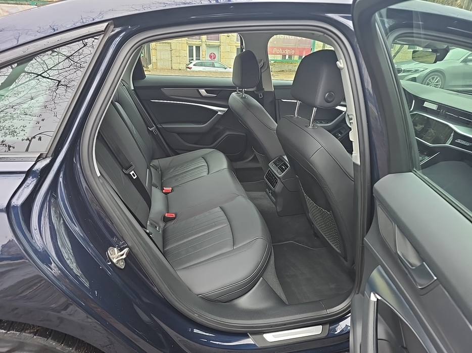 Zdjęcie wnętrza od pasażera, tył