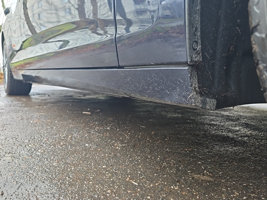 Zdjęcie progu przedniego prawego od dołu po przekątnej