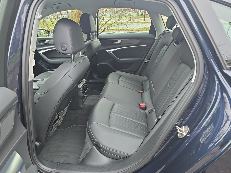 Zdjęcie wnętrza od kierowcy, tył