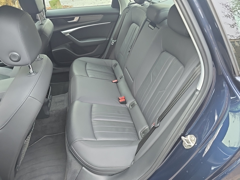 Zdjęcie kanapy tylnej z lewej strony