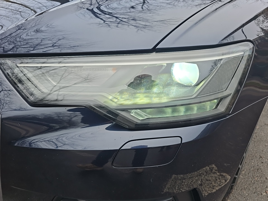 Zdjęcie oświetlenia przedniego i dolnego lewego