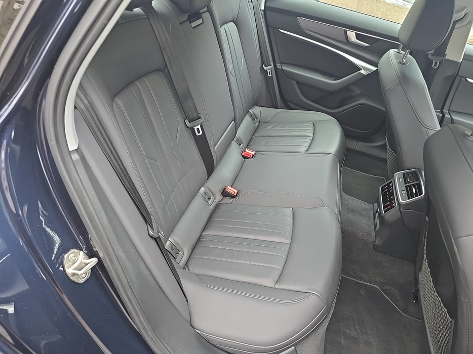 Zdjęcie kanapy tylnej z prawej strony