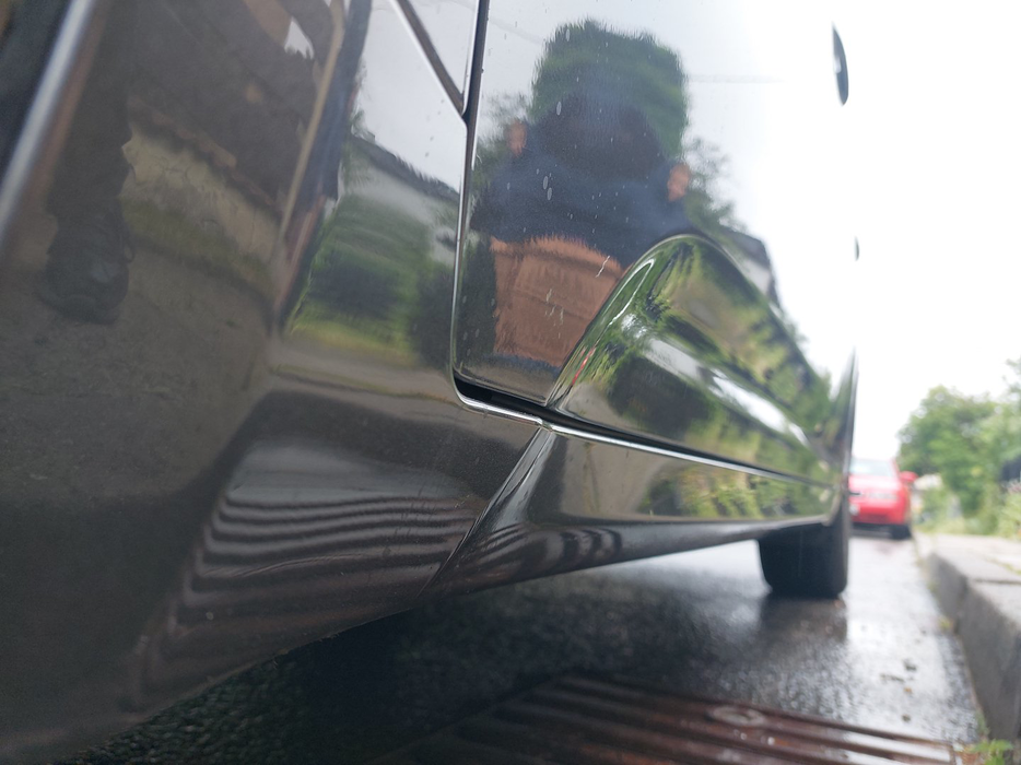 Zdjęcie progu przedniego lewego od dołu po przekątnej