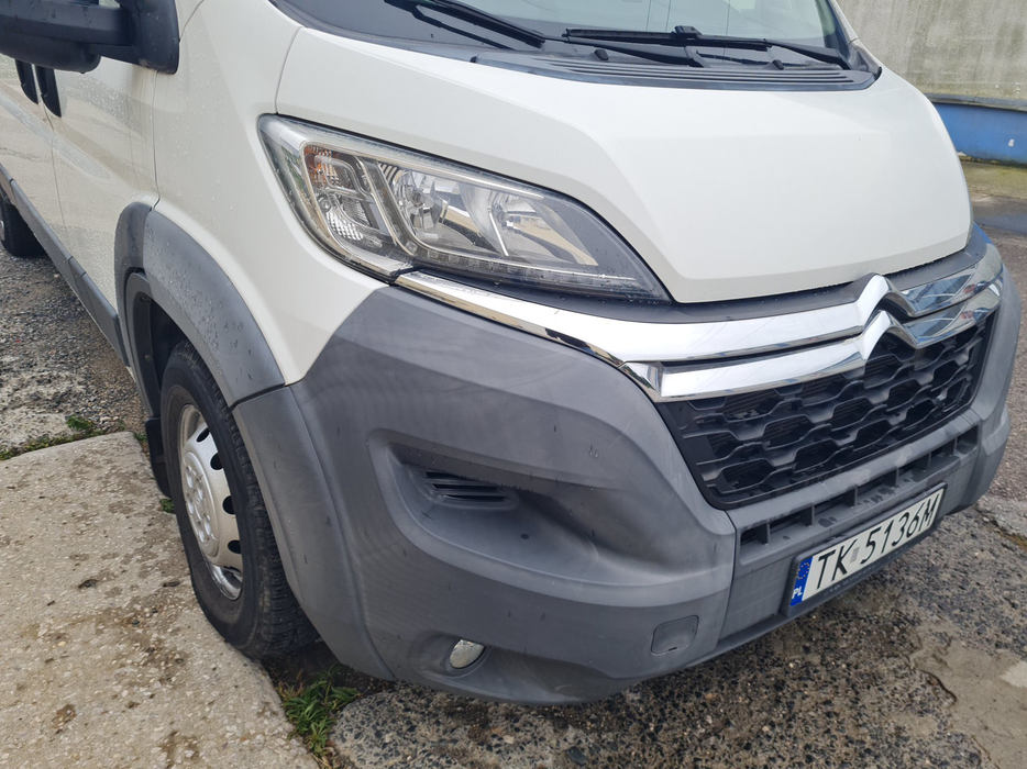 Zdjęcie oświetlenia przedniego górnego i dolnego prawego