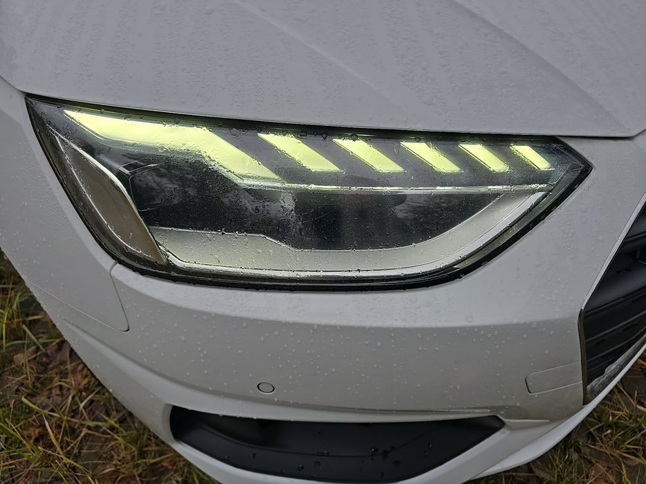 Zdjęcie oświetlenia przedniego i dolnego prawego