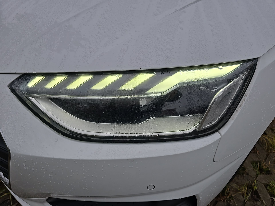 Zdjęcie oświetlenia przedniego i dolnego lewego