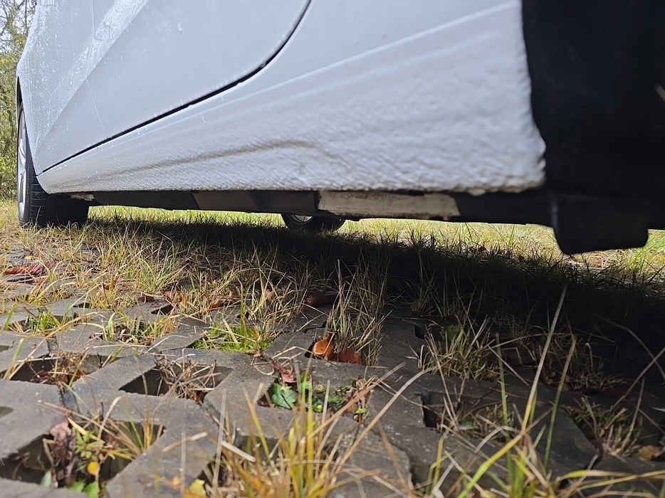 Zdjęcie progu tylnego lewego od dołu po przekątnej