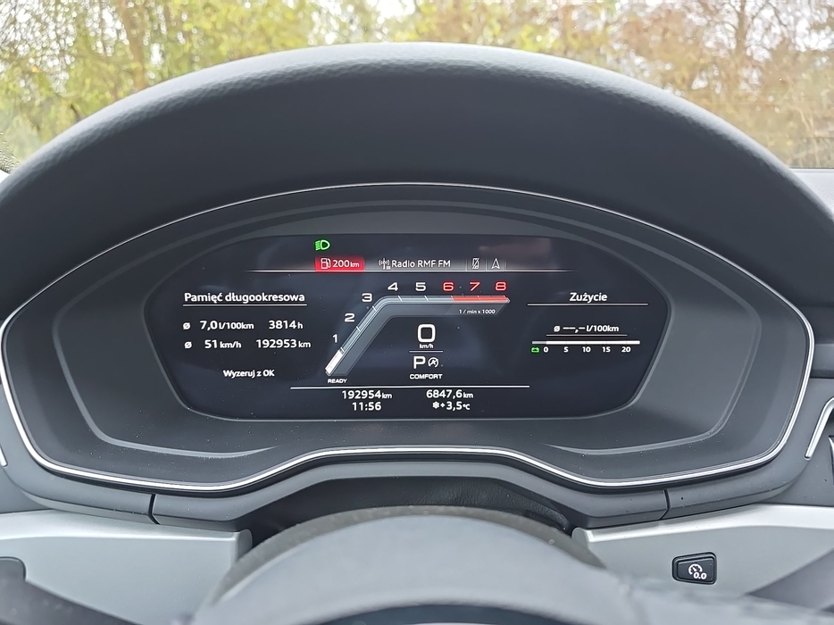 Zdjęcie zegarów i kontrolek po uruchomieniu silnika