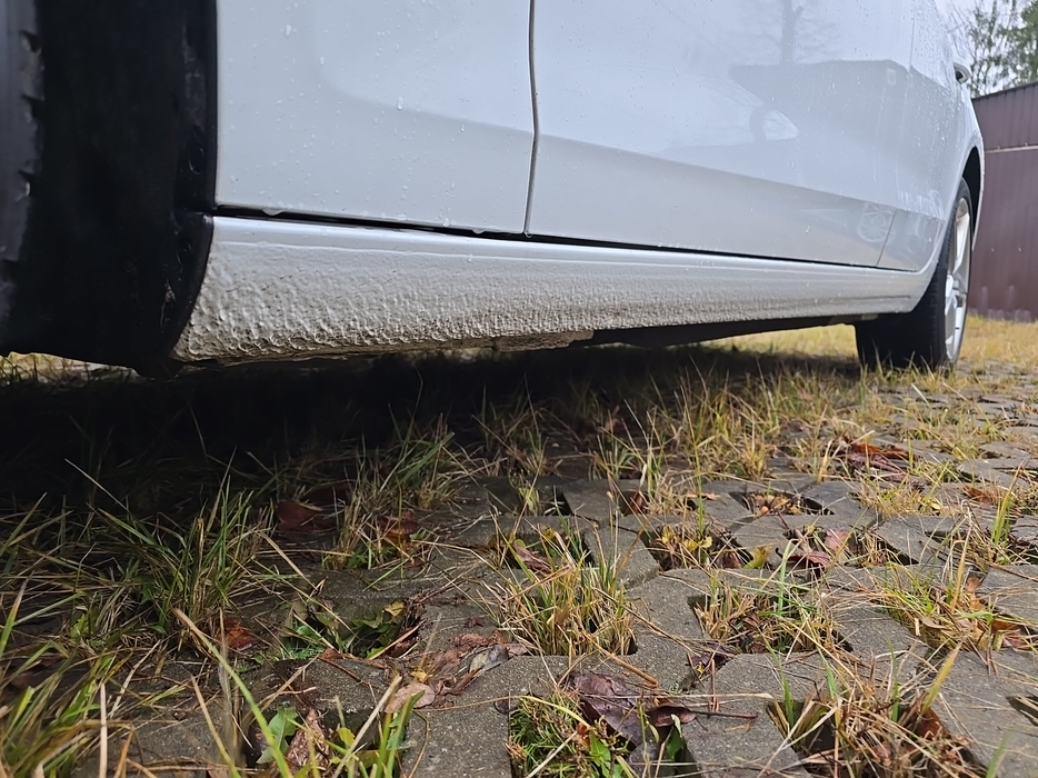 Zdjęcie progu przedniego lewego od dołu po przekątnej