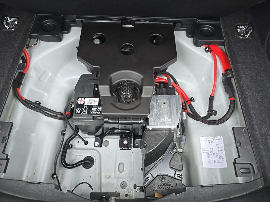 Zdjęcie przestrzeni pod wykładziną bagażnika