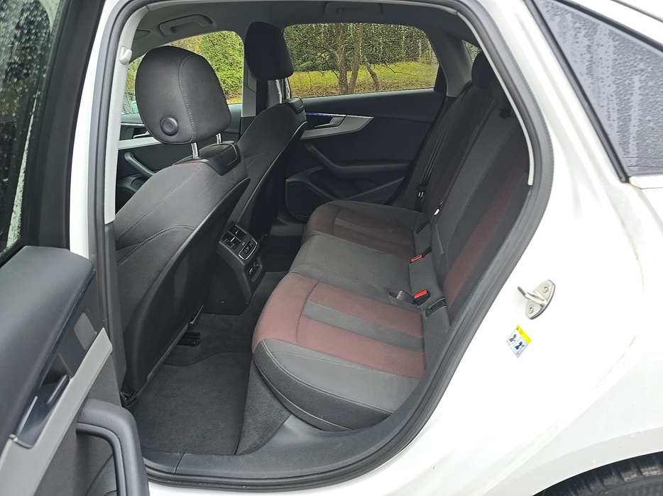 Zdjęcie wnętrza od kierowcy, tył