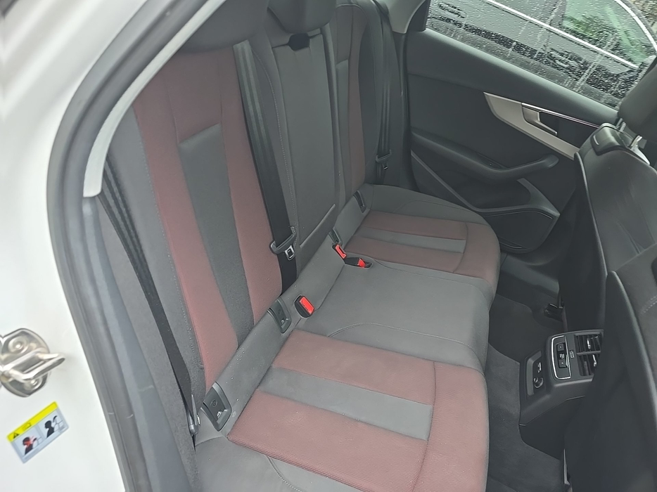 Zdjęcie kanapy tylnej z prawej strony