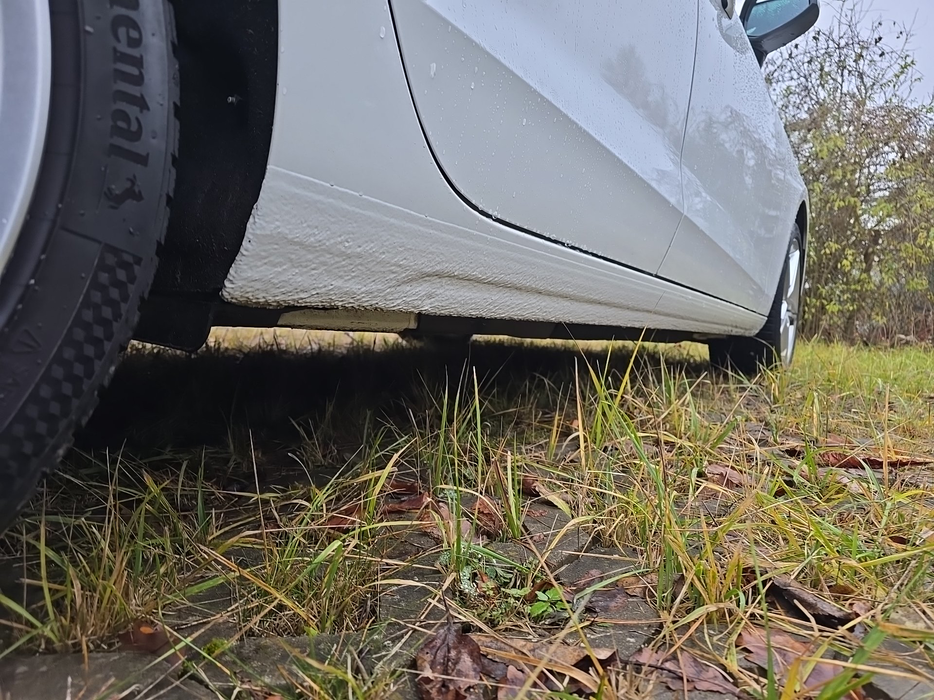 Zdjęcie progu tylnego prawego od dołu po przekątnej