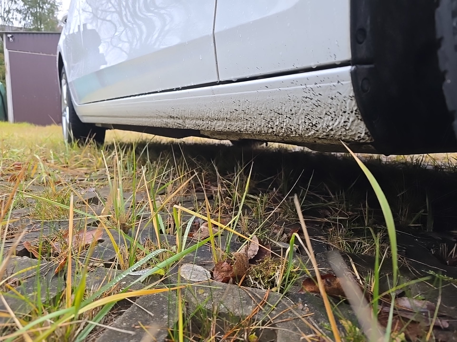 Zdjęcie progu przedniego prawego od dołu po przekątnej