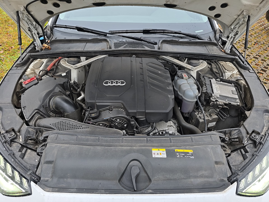 Zdjęcie wnętrza komory silnika