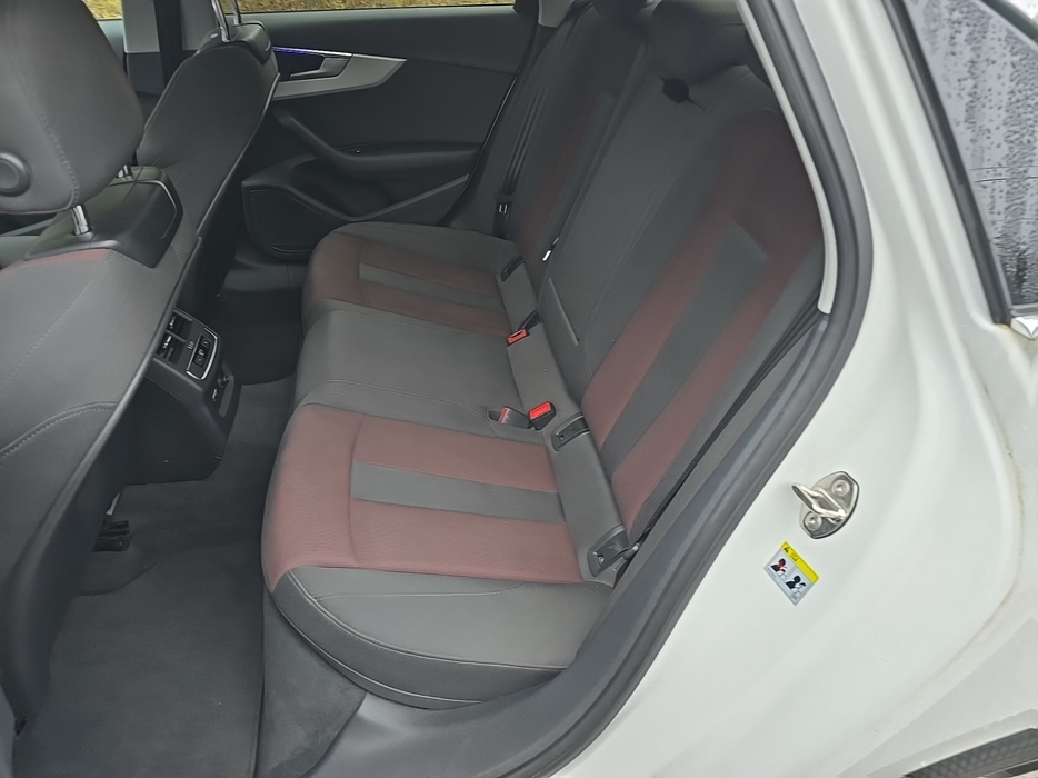 Zdjęcie kanapy tylnej z lewej strony