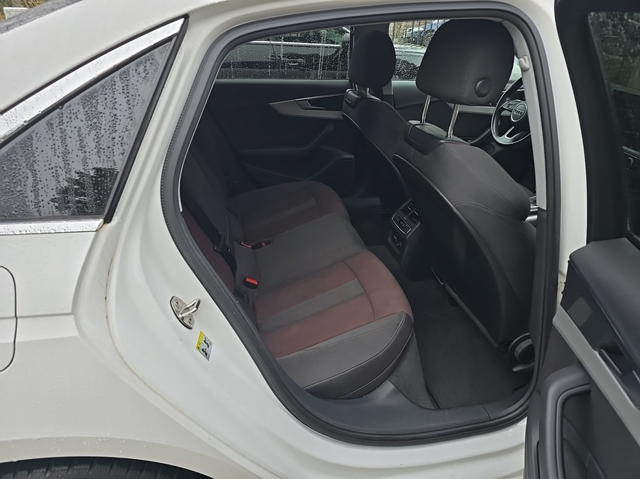 Zdjęcie wnętrza od pasażera, tył