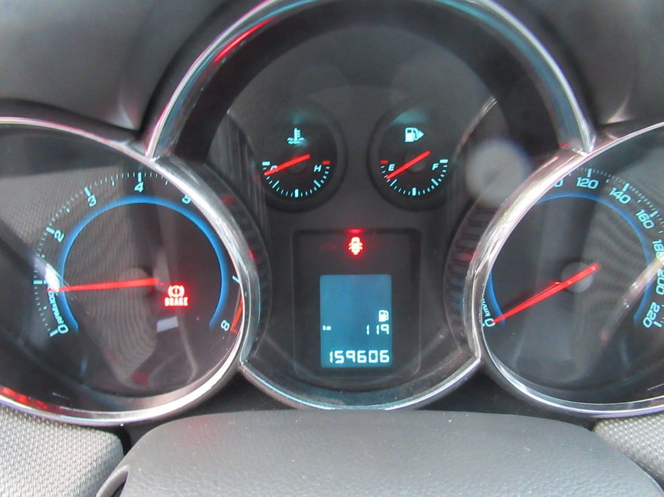 Zdjęcie zegarów i kontrolek po uruchomieniu silnika