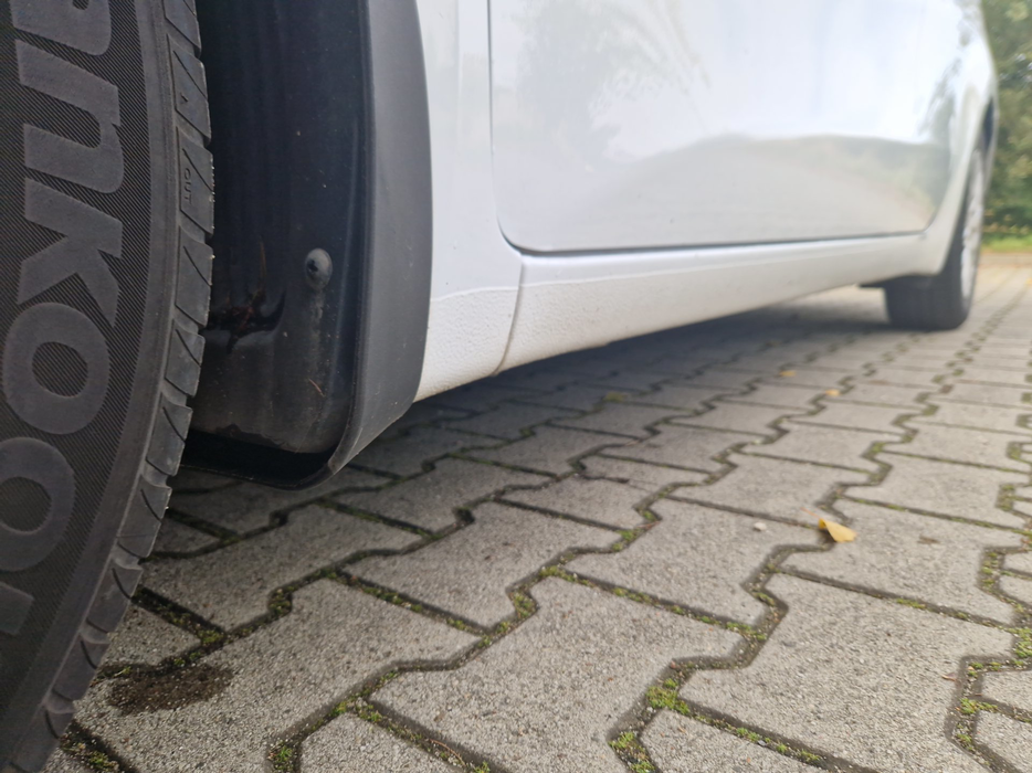 Zdjęcie progu przedniego lewego od dołu po przekątnej