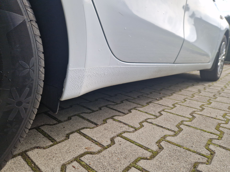 Zdjęcie progu tylnego prawego od dołu po przekątnej