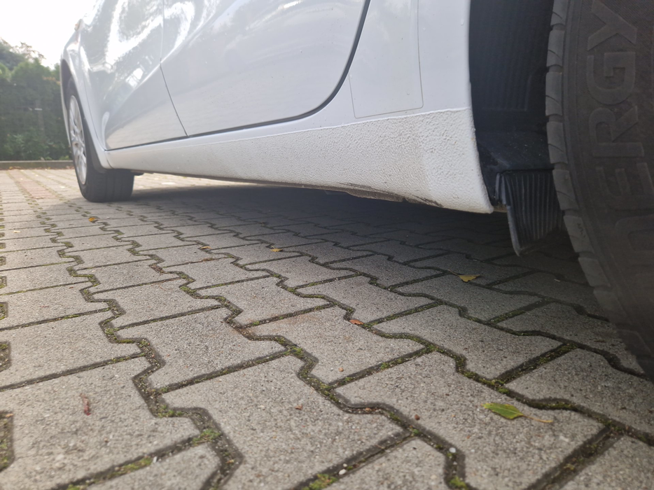 Zdjęcie progu tylnego lewego od dołu po przekątnej