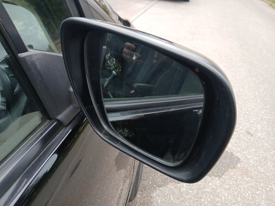 Zdjęcie zwierciadła lusterka prawego