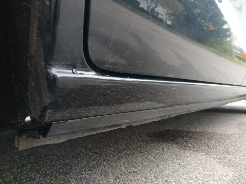 Zdjęcie progu tylnego prawego od dołu po przekątnej