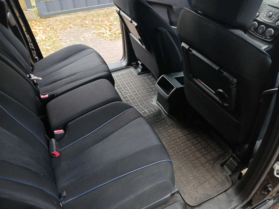 Zdjęcie wnętrza od pasażera, tył