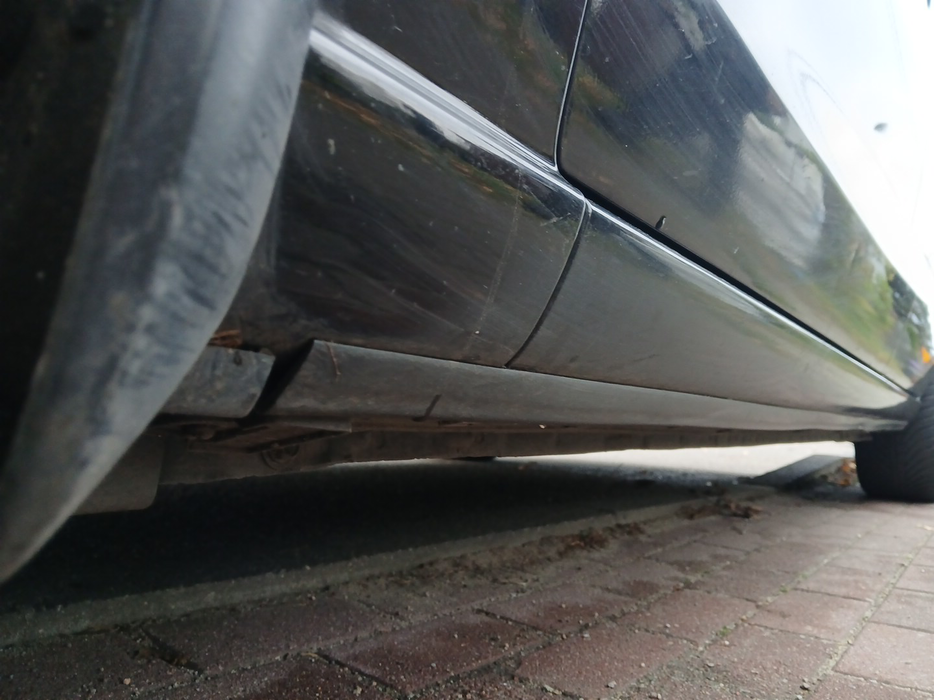 Zdjęcie progu przedniego lewego od dołu po przekątnej