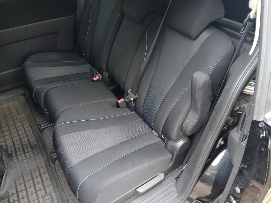 Zdjęcie kanapy tylnej z lewej strony