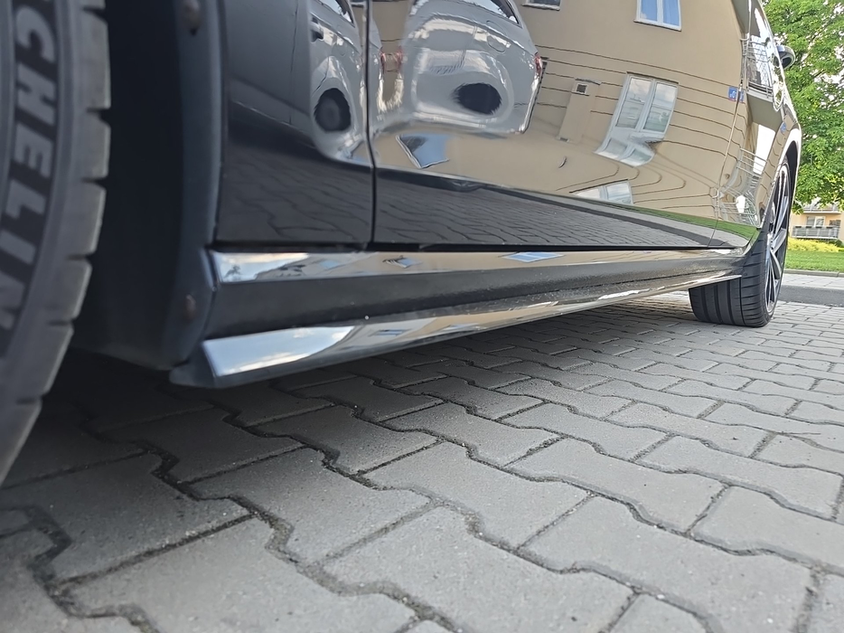 Zdjęcie progu przedniego lewego od dołu po przekątnej